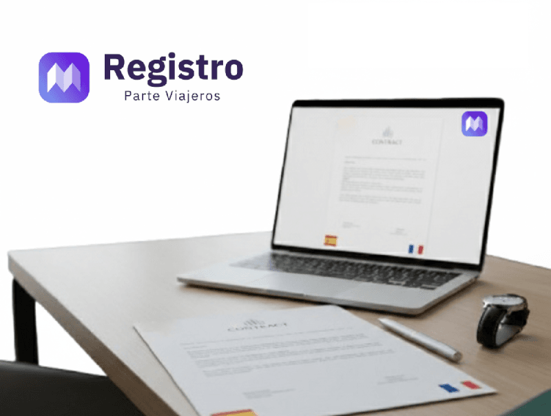 pour les hôtels | Envoi automatique des rapports Mesa con laptop con contrato en pantalla e impreso multilingüe y personalizable de Registro Parte Viajeros.